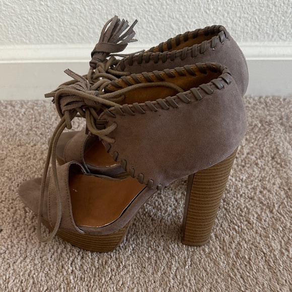 Pre- owned Elegant Taupe Women's Heels- 6.5 - Picture 2 of 7